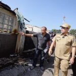 Wakil Wali Kota Bandung, Erwin meninjau langsung lokasi kebakaran yang melanda kawasan pemukiman warga di Gudang Utara, Kelurahan Merdeka, Kecamatan Sumur Bandung, Senin, 21 Juli 2025. Didampingi sejumlah pejabat dinas terkait, Camat Sumur Bandung, serta unsur kewilayahan, Erwin menyampaikan rasa prihatin dan komitmen pemerintah untuk membantu pemulihan kondisi warga terdampak.