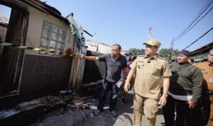 Wakil Wali Kota Bandung, Erwin meninjau langsung lokasi kebakaran yang melanda kawasan pemukiman warga di Gudang Utara, Kelurahan Merdeka, Kecamatan Sumur Bandung, Senin, 21 Juli 2025. Didampingi sejumlah pejabat dinas terkait, Camat Sumur Bandung, serta unsur kewilayahan, Erwin menyampaikan rasa prihatin dan komitmen pemerintah untuk membantu pemulihan kondisi warga terdampak.