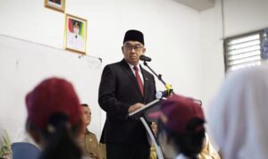 Pemerintah Kota (Pemkot) Bandung berkomitmen memeratakan akses pendidikan dengan mulai merancang dukungan konkret untuk sekolah swasta di jenjang SD dan SMP. Hal ini dilakukan sebagai upaya mengurangi beban daya tampung sekolah negeri yang saat ini masih menjadi pilihan utama warga. Wali Kota Bandung, Muhammad Farhan menilai, saat ini sebaran SD negeri sudah cukup merata. Bahkan, SD negeri ditutup karena kekurangan murid. Namun, hal ini bukan menjadi persoalan utama.