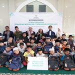 Badan Amil Zakat Nasional (BAZNAS) Provinsi Jawa Barat menyalurkan bantuan kepada 56 anak yatim yang merupakan santri di Pesantren Tahfidz Quran Al Muqarrabun, Pangalengan, Kabupaten Bandung, Selasa (08/07/2025).