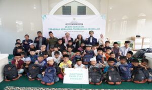Badan Amil Zakat Nasional (BAZNAS) Provinsi Jawa Barat menyalurkan bantuan kepada 56 anak yatim yang merupakan santri di Pesantren Tahfidz Quran Al Muqarrabun, Pangalengan, Kabupaten Bandung, Selasa (08/07/2025).