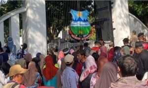 Keluarga besar Fraksi Partai Gerindra DPRD Provinsi Jawa Barat diselimuti duka yang amat dalam atas musibah yang terjadi pada acara Pesta Rakyat di Garut Jumat 18 Juli 2025. Ketua Fraksi Gerindra DPRD Jabar, Ir. Prasetyawati, MM, menyampaikan, "Doa dan simpati tulus kami haturkan, seraya kami sampaikan bahwa kami tetap bersama-sama anggota kami, Bapak Maula Akbar Putra Mulyadi serta Gubernur Jawa Barat Bapak H. Dedi Mulyadi dalam menghadapi cobaan tersebut.,jelasnya di Bandung Jumat 18 Juli 2025.