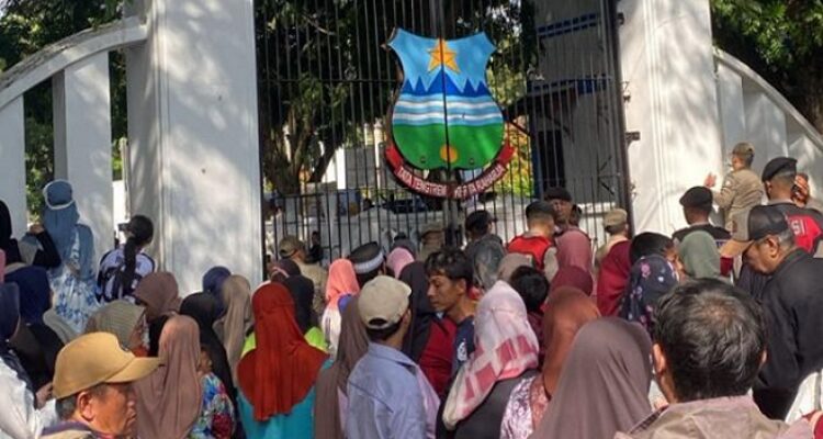 Keluarga besar Fraksi Partai Gerindra DPRD Provinsi Jawa Barat diselimuti duka yang amat dalam atas musibah yang terjadi pada acara Pesta Rakyat di Garut Jumat 18 Juli 2025. Ketua Fraksi Gerindra DPRD Jabar, Ir. Prasetyawati, MM, menyampaikan, "Doa dan simpati tulus kami haturkan, seraya kami sampaikan bahwa kami tetap bersama-sama anggota kami, Bapak Maula Akbar Putra Mulyadi serta Gubernur Jawa Barat Bapak H. Dedi Mulyadi dalam menghadapi cobaan tersebut.,jelasnya di Bandung Jumat 18 Juli 2025.