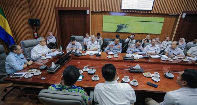 Pemerintah Kota (Pemkot) Bandung tengah menawarkan proyek investasi pembangunan dan revitalisasi Penerangan Jalan Umum (PJU) kepada badan usaha melalui skema Kerja Sama Pemerintah dan Badan Usaha (KPBU) dengan pendekatan unsolicited. Proyek ini bernilai hingga Rp426,8 miliar dan mencakup pengelolaan, pemeliharaan, dan pemantauan atau "manage service" lebih dari 21.067 titik lampu jalan baru di seluruh wilayah Kota Bandung Proyek ini menjadi salah satu dari 10 inisiatif investasi terbaik yang diumumkan dalam West Java Investment Challenge (WJIC) dan dikunjungi langsung oleh calon investor dalam sesi kunjungan lapangan di Balai Kota Bandung, Selasa, 23 Juli 2025.