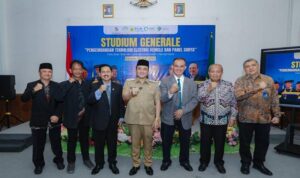 Pemerintah Kota (Pemkot) Bandung terus mendorong pengembangan kendaraan listrik sebagai bagian dari upaya menciptakan kota yang ramah lingkungan. Wakil Wali Kota Bandung, Erwin mengungkapkan, langkah konkret telah dilakukan, mulai dari pengadaan bus listrik hingga pembangunan stasiun pengisian daya di berbagai titik kota.