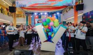 Bandung Great Sale (BGS) 2025 resmi dibuka di Festival Citylink, Kamis 28 Agustus 2025 oleh Wali Kota Bandung, Muhammad Farhan. Ajang belanja terbesar di Kota Bandung ini langsung diserbu ribuan warga yang antusias berburu crazy sale dengan diskon hingga 80 persen.