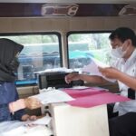 Dinas Kependudukan dan Pencatatan Sipil (Disdukcapil) Kota Bandung terus berinovasi dalam meningkatkan pelayanan administrasi kependudukan. Hal itu disampaikan Plt Sekretaris Disdukcapil, Valentina Winarni Yuliastuti dan Analis Disdukcapil, Ratna Martina dalam siaran kolaborasi Radio Sonata dan PR FM, bertajuk “Digitalisasi Adminduk: Aman, Cepat, dan Praktis!”, Kamis, 7 Agustus 2025. Valentina menjelaskan, tentang berbagai layanan adminduk, termasuk inovasi-inovasi yang telah dikembangkan Disdukcapil Bandung guna menjawab tantangan pelayanan yang cepat, mudah, inklusif, dan tetap menjaga keamanan data pribadi warga.
