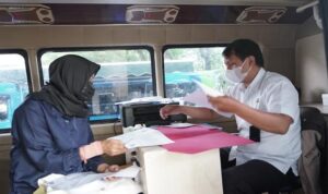 Dinas Kependudukan dan Pencatatan Sipil (Disdukcapil) Kota Bandung terus berinovasi dalam meningkatkan pelayanan administrasi kependudukan. Hal itu disampaikan Plt Sekretaris Disdukcapil, Valentina Winarni Yuliastuti dan Analis Disdukcapil, Ratna Martina dalam siaran kolaborasi Radio Sonata dan PR FM, bertajuk “Digitalisasi Adminduk: Aman, Cepat, dan Praktis!”, Kamis, 7 Agustus 2025. Valentina menjelaskan, tentang berbagai layanan adminduk, termasuk inovasi-inovasi yang telah dikembangkan Disdukcapil Bandung guna menjawab tantangan pelayanan yang cepat, mudah, inklusif, dan tetap menjaga keamanan data pribadi warga.