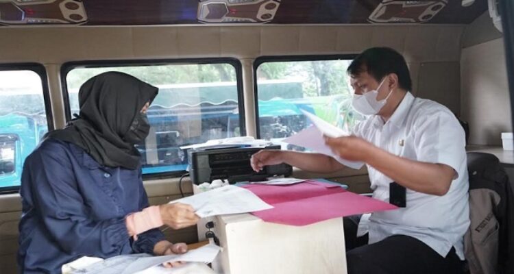 Dinas Kependudukan dan Pencatatan Sipil (Disdukcapil) Kota Bandung terus berinovasi dalam meningkatkan pelayanan administrasi kependudukan. Hal itu disampaikan Plt Sekretaris Disdukcapil, Valentina Winarni Yuliastuti dan Analis Disdukcapil, Ratna Martina dalam siaran kolaborasi Radio Sonata dan PR FM, bertajuk “Digitalisasi Adminduk: Aman, Cepat, dan Praktis!”, Kamis, 7 Agustus 2025. Valentina menjelaskan, tentang berbagai layanan adminduk, termasuk inovasi-inovasi yang telah dikembangkan Disdukcapil Bandung guna menjawab tantangan pelayanan yang cepat, mudah, inklusif, dan tetap menjaga keamanan data pribadi warga.