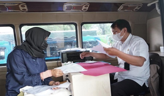 Dinas Kependudukan dan Pencatatan Sipil (Disdukcapil) Kota Bandung terus berinovasi dalam meningkatkan pelayanan administrasi kependudukan. Hal itu disampaikan Plt Sekretaris Disdukcapil, Valentina Winarni Yuliastuti dan Analis Disdukcapil, Ratna Martina dalam siaran kolaborasi Radio Sonata dan PR FM, bertajuk “Digitalisasi Adminduk: Aman, Cepat, dan Praktis!”, Kamis, 7 Agustus 2025. Valentina menjelaskan, tentang berbagai layanan adminduk, termasuk inovasi-inovasi yang telah dikembangkan Disdukcapil Bandung guna menjawab tantangan pelayanan yang cepat, mudah, inklusif, dan tetap menjaga keamanan data pribadi warga.