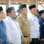 Pemerintah Kota (Pemkot) Bandung dan Badan Amil Zakat Nasional (Baznas) Kota Bandung bertekad memaksimalkan potensi zakat agar menjadi motor penggerak pemberdayaan umat. Wakil Wali Kota Bandung, Erwin mengungkapkan, zakat memiliki kekuatan luar biasa jika dikelola dengan amanah dan profesional. “Zakat bukan sekadar kewajiban ibadah, tapi sistem sosial yang sangat kuat. Ia mampu mengangkat derajat saudara-saudara kita yang membutuhkan,” ujarnya saat membuka Sosialisasi dan Edukasi Zakat “Pelatihan Dai Zakat” di Pendopo Kota Bandung, Selasa 12 Agustus 2025.