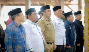 Pemerintah Kota (Pemkot) Bandung dan Badan Amil Zakat Nasional (Baznas) Kota Bandung bertekad memaksimalkan potensi zakat agar menjadi motor penggerak pemberdayaan umat. Wakil Wali Kota Bandung, Erwin mengungkapkan, zakat memiliki kekuatan luar biasa jika dikelola dengan amanah dan profesional. “Zakat bukan sekadar kewajiban ibadah, tapi sistem sosial yang sangat kuat. Ia mampu mengangkat derajat saudara-saudara kita yang membutuhkan,” ujarnya saat membuka Sosialisasi dan Edukasi Zakat “Pelatihan Dai Zakat” di Pendopo Kota Bandung, Selasa 12 Agustus 2025.