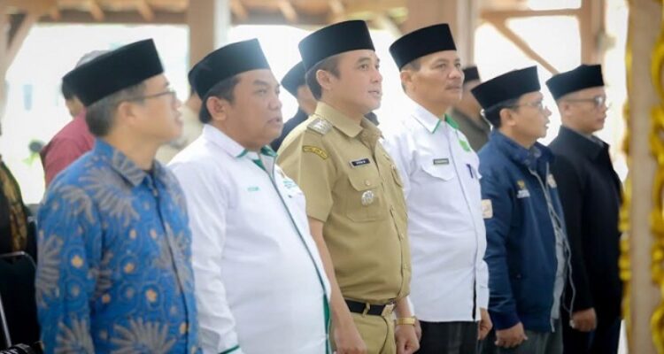 Pemerintah Kota (Pemkot) Bandung dan Badan Amil Zakat Nasional (Baznas) Kota Bandung bertekad memaksimalkan potensi zakat agar menjadi motor penggerak pemberdayaan umat. Wakil Wali Kota Bandung, Erwin mengungkapkan, zakat memiliki kekuatan luar biasa jika dikelola dengan amanah dan profesional. “Zakat bukan sekadar kewajiban ibadah, tapi sistem sosial yang sangat kuat. Ia mampu mengangkat derajat saudara-saudara kita yang membutuhkan,” ujarnya saat membuka Sosialisasi dan Edukasi Zakat “Pelatihan Dai Zakat” di Pendopo Kota Bandung, Selasa 12 Agustus 2025.
