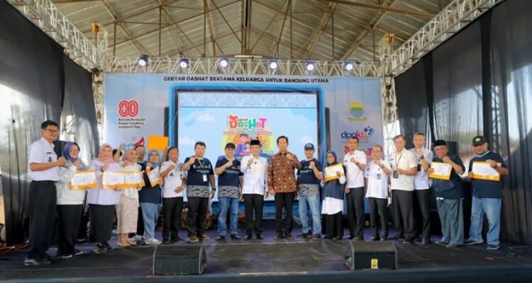 Pemerintah Kota Bandung menggelar kegiatan Gebyar Dapur Sehat Atasi Stunting (Dashat) dalam rangka memperingati Hari Keluarga Nasional (Harganas) tahun 2025 tingkat Kota Bandung, bertempat di area parkir Tamansari Laswi City, Jalan Sukabumi, Rabu, 6 Agustus 2025. Kegiatan ini mengusung tema "Gebyar Dashat Bersama Keluarga untuk Bandung Utama", sebagai bentuk ajakan kolektif untuk memperkuat peran keluarga dalam mencegah stunting dan meningkatkan kualitas hidup masyarakat.