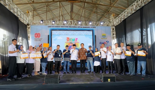 Pemerintah Kota Bandung menggelar kegiatan Gebyar Dapur Sehat Atasi Stunting (Dashat) dalam rangka memperingati Hari Keluarga Nasional (Harganas) tahun 2025 tingkat Kota Bandung, bertempat di area parkir Tamansari Laswi City, Jalan Sukabumi, Rabu, 6 Agustus 2025. Kegiatan ini mengusung tema "Gebyar Dashat Bersama Keluarga untuk Bandung Utama", sebagai bentuk ajakan kolektif untuk memperkuat peran keluarga dalam mencegah stunting dan meningkatkan kualitas hidup masyarakat.