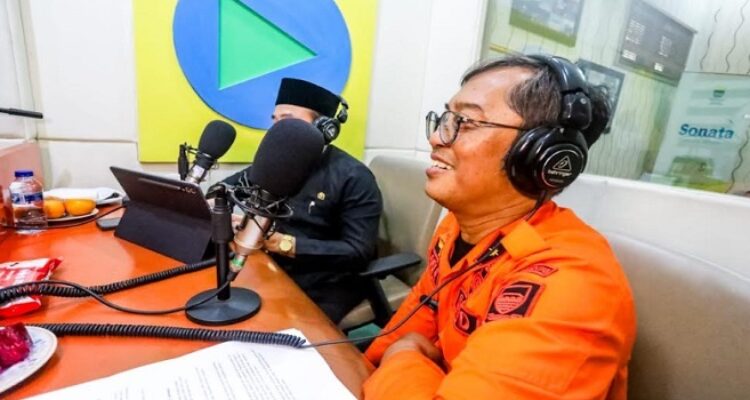 Badan Penanggulangan Bencana Daerah (BPBD) Kota Bandung terus mendorong masyarakat agar memiliki kesiapsiagaan dalam menghadapi potensi gempa, khususnya dari pergerakan Sesar Lembang. Hal itu disampaikan Kepala Pelaksana BPBD Kota Bandung, Didi Ruswandi dalam talkshow di Radio Sonata, Kamis 21 Agustus 2025.