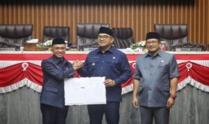 DPRD Kota Bandung menyetujui dua rancangan peraturan daerah (Raperda) dalam Rapat Paripurna, Kamis, 31 Juli 2025. Kedua Raperda tersebut adalah Raperda tentang Pertanggungjawaban Pelaksanaan (PjP) Anggaran Pendapatan dan Belanja Daerah (APBD) Tahun Anggaran 2024 serta Raperda tentang Rencana Pembangunan Jangka Menengah Daerah (RPJMD) Tahun 2025–2029.