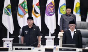 Anggaran Pendapatan dan Belanja Daerah (APBD) Jawa Barat Tahun Anggaran 2025 mengalami perubahan dengan total pendapatan naik Rp94,95 miliar menjadi Rp31,09 triliun. Perubahan ini diiringi penyesuaian belanja daerah yang meningkat Rp1,16 triliun, terutama untuk infrastruktur, pendidikan, dan pelayanan publik. Hal itu disampaikan Wakil Gubernur Jawa Barat Erwan Setiawan saat menyampaikan Nota pengantar Gubernur perihal Rancangan Peraturan Daerah tentang Perubahan APBD Tahun Anggaran 2025 dalam Rapat Paripurna DPRD Jabar, di Kota Bandung, Senin (11/8/2025).