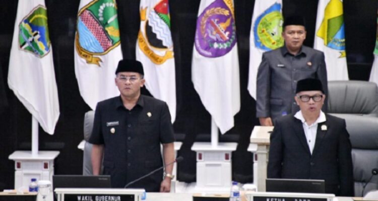 Anggaran Pendapatan dan Belanja Daerah (APBD) Jawa Barat Tahun Anggaran 2025 mengalami perubahan dengan total pendapatan naik Rp94,95 miliar menjadi Rp31,09 triliun. Perubahan ini diiringi penyesuaian belanja daerah yang meningkat Rp1,16 triliun, terutama untuk infrastruktur, pendidikan, dan pelayanan publik. Hal itu disampaikan Wakil Gubernur Jawa Barat Erwan Setiawan saat menyampaikan Nota pengantar Gubernur perihal Rancangan Peraturan Daerah tentang Perubahan APBD Tahun Anggaran 2025 dalam Rapat Paripurna DPRD Jabar, di Kota Bandung, Senin (11/8/2025).