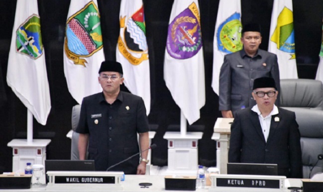Anggaran Pendapatan dan Belanja Daerah (APBD) Jawa Barat Tahun Anggaran 2025 mengalami perubahan dengan total pendapatan naik Rp94,95 miliar menjadi Rp31,09 triliun. Perubahan ini diiringi penyesuaian belanja daerah yang meningkat Rp1,16 triliun, terutama untuk infrastruktur, pendidikan, dan pelayanan publik. Hal itu disampaikan Wakil Gubernur Jawa Barat Erwan Setiawan saat menyampaikan Nota pengantar Gubernur perihal Rancangan Peraturan Daerah tentang Perubahan APBD Tahun Anggaran 2025 dalam Rapat Paripurna DPRD Jabar, di Kota Bandung, Senin (11/8/2025).