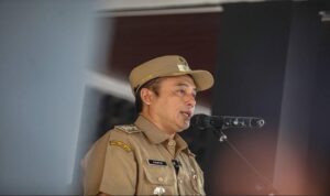 Wakil Wali Kota Bandung, Erwin kembali mengingatkan, penyesuaian jam masuk sekolah yang telah diatur melalui Surat Edaran Wali Kota Bandung Nomor 103 tanggal 11 Juli 2025 merupakan upaya Pemkot Bandung mengurangi kemacetan. Kebijakan tersebut mengatur jam masuk sekolah bagi SD/MI pukul 07.30 dengan durasi satu jam pelajaran selama 30 menit, sementara SMP/MTs dimulai pukul 07.00 dengan durasi 40 menit per jam pelajaran.