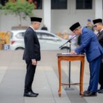 Wali Kota Bandung, Muhammad Farhan melantik dan mengambil sumpah/janji 90 pejabat struktural di lingkungan Pemerintah Kota Bandung di Plaza Balai Kota Bandung, Senin, 25 Agustus 2025. Acara ini dihadiri oleh Ketua DPRD Kota Bandung, Wakil Ketua I DPRD, Sekretaris Daerah Kota Bandung, Kepala Kantor Regional III BKN, jajaran perangkat daerah, serta organisasi pendamping seperti TP PKK, Dharma Wanita Persatuan, dan undangan lainnya.