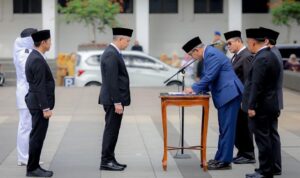 Wali Kota Bandung, Muhammad Farhan melantik dan mengambil sumpah/janji 90 pejabat struktural di lingkungan Pemerintah Kota Bandung di Plaza Balai Kota Bandung, Senin, 25 Agustus 2025. Acara ini dihadiri oleh Ketua DPRD Kota Bandung, Wakil Ketua I DPRD, Sekretaris Daerah Kota Bandung, Kepala Kantor Regional III BKN, jajaran perangkat daerah, serta organisasi pendamping seperti TP PKK, Dharma Wanita Persatuan, dan undangan lainnya.