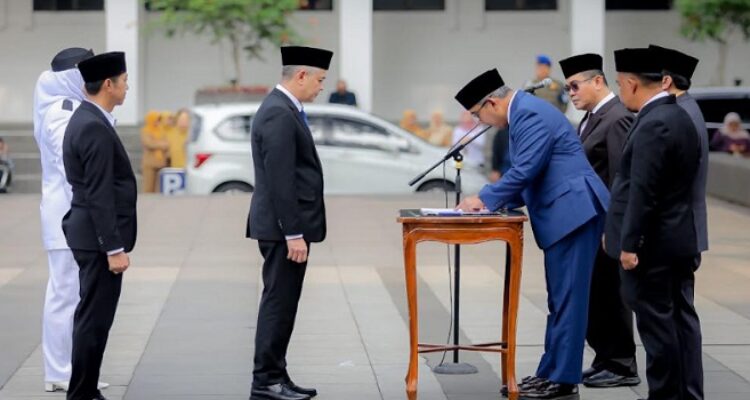 Wali Kota Bandung, Muhammad Farhan melantik dan mengambil sumpah/janji 90 pejabat struktural di lingkungan Pemerintah Kota Bandung di Plaza Balai Kota Bandung, Senin, 25 Agustus 2025. Acara ini dihadiri oleh Ketua DPRD Kota Bandung, Wakil Ketua I DPRD, Sekretaris Daerah Kota Bandung, Kepala Kantor Regional III BKN, jajaran perangkat daerah, serta organisasi pendamping seperti TP PKK, Dharma Wanita Persatuan, dan undangan lainnya.