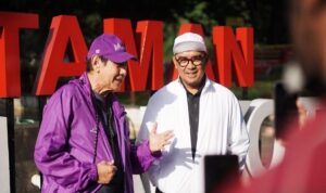 Suasana Balai Kota Bandung pada Sabtu 23 Agustus 2025 pagi, terasa berbeda. Wali Kota Bandung, Muhammad Farhan, tampak berjalan santai beriringan dengan Founder & Chair MCorp, Hermawan Kartajaya. Sambil mengitari area balai kota, keduanya berbincang akrab mengenai perjalanan Bandung Market Week (BMW) 2025 sekaligus masa depan Kota Bandung. Percakapan itu berlangsung cair. Hermawan mengawali dengan mengingat kembali rangkaian BMW yang sudah digelar sejak 20 Agustus 2025 lalu.