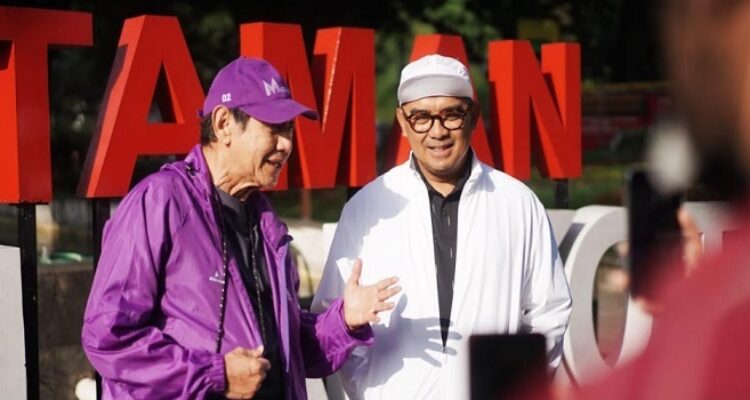 Suasana Balai Kota Bandung pada Sabtu 23 Agustus 2025 pagi, terasa berbeda. Wali Kota Bandung, Muhammad Farhan, tampak berjalan santai beriringan dengan Founder & Chair MCorp, Hermawan Kartajaya. Sambil mengitari area balai kota, keduanya berbincang akrab mengenai perjalanan Bandung Market Week (BMW) 2025 sekaligus masa depan Kota Bandung. Percakapan itu berlangsung cair. Hermawan mengawali dengan mengingat kembali rangkaian BMW yang sudah digelar sejak 20 Agustus 2025 lalu.