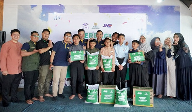 Dalam rangka memperingati Hari Anak Nasional, Badan Amil Zakat Nasional (BAZNAS) Provinsi Jawa Barat menyalurkan bantuan untuk para santri dalam kegiatan bertajuk "Berbagi Kebahagiaan Bersama Santri” pada Rabu, 6 Agustus 2025 di Pondok Pesantren Fatih Al-Ayubi, Kecamatan Cimenyan, Kabupaten Bandung.