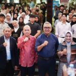 Kota Bandung memiliki keunggulan sebagai kota pendidikan sekaligus kota wisata. Kombinasi ini menjadi peluang besar untuk menghadirkan pengalaman belajar yang menyenangkan bagi wisatawan, sekaligus menggerakkan sektor ekonomi warga. Hal itu diungkapkan Wali Kota Bandung Muhammad Farhan saat Bandung Marketing Week 2025 di Aula Barat ITB, Rabu 20 Agustus 2025. Di kesempatan itu, ia memaparkan konsep educational tourism atau wisata edukasi sebagai salah satu strategi pengembangan ekonomi kreatif.