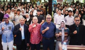 Kota Bandung memiliki keunggulan sebagai kota pendidikan sekaligus kota wisata. Kombinasi ini menjadi peluang besar untuk menghadirkan pengalaman belajar yang menyenangkan bagi wisatawan, sekaligus menggerakkan sektor ekonomi warga. Hal itu diungkapkan Wali Kota Bandung Muhammad Farhan saat Bandung Marketing Week 2025 di Aula Barat ITB, Rabu 20 Agustus 2025. Di kesempatan itu, ia memaparkan konsep educational tourism atau wisata edukasi sebagai salah satu strategi pengembangan ekonomi kreatif.