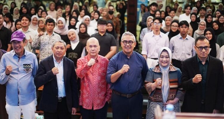 Kota Bandung memiliki keunggulan sebagai kota pendidikan sekaligus kota wisata. Kombinasi ini menjadi peluang besar untuk menghadirkan pengalaman belajar yang menyenangkan bagi wisatawan, sekaligus menggerakkan sektor ekonomi warga. Hal itu diungkapkan Wali Kota Bandung Muhammad Farhan saat Bandung Marketing Week 2025 di Aula Barat ITB, Rabu 20 Agustus 2025. Di kesempatan itu, ia memaparkan konsep educational tourism atau wisata edukasi sebagai salah satu strategi pengembangan ekonomi kreatif.