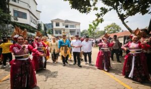 Memeriahkan HUT ke-80 Republik Indonesia, Kelurahan Pajajaran Kecamatan Cicendo Kota Bandung berkolaborasi dengan Kunafe menggelar "Kunafest Karnaval Pajajaran Bisa", Senin 18 Agustus 2025. Pada festival ini, warga turut tampil di acara pentas seni yang digelar di halaman kantor Kelurahan Pajajaran, Jalan Baladewa. Dalam kesempatannya, Lurah Pajajaran Paridin mengungkapkan, kewilayahan terus berkolaborasi untuk memeriahkan rangkaian HUT ke - 80 Republik Indonesia, Senin 18 Agustus 2025.