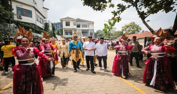 Memeriahkan HUT ke-80 Republik Indonesia, Kelurahan Pajajaran Kecamatan Cicendo Kota Bandung berkolaborasi dengan Kunafe menggelar "Kunafest Karnaval Pajajaran Bisa", Senin 18 Agustus 2025. Pada festival ini, warga turut tampil di acara pentas seni yang digelar di halaman kantor Kelurahan Pajajaran, Jalan Baladewa. Dalam kesempatannya, Lurah Pajajaran Paridin mengungkapkan, kewilayahan terus berkolaborasi untuk memeriahkan rangkaian HUT ke - 80 Republik Indonesia, Senin 18 Agustus 2025.