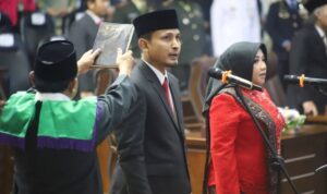 DPRD Kota Bandung menggelar rapat paripurna dengan agenda pengucapan sumpah/janji oleh Nina Fitriana Sutadi, S.IP., M.IP., dan Sendi Lukmanulhakim, S.H., sebagai Anggota DPRD melalui mekanisme Pengganti Antar Waktu (PAW) sisa masa jabatan 2024-2029, Senin, 25 Agustus 2025.