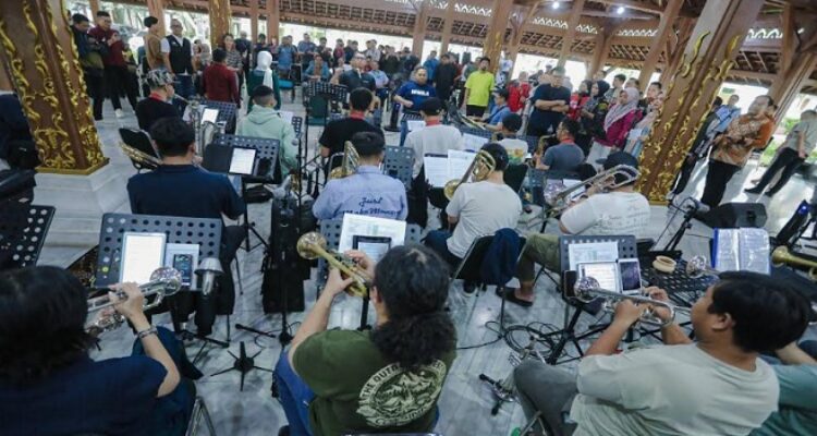 Plaza Balai Kota Bandung akan menjadi pusat perhatian lewat gelaran Konser Merah Putih pada Senin, 18 Agustus 2025 pukul 19.00 WIB. Konser ini menghadirkan 24 lagu perjuangan dan lagu daerah yang dibawakan dengan format Big Band Jazz Orchestra, sebuah format unik yang didominasi instrumen tiup.