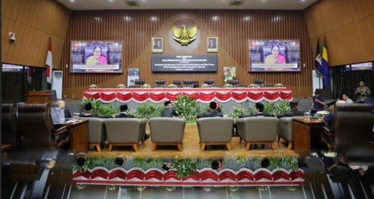 DPRD Kota Bandung menggelar Rapat Paripurna di Ruang Rapat Paripurna, Jalan Sukabumi No. 30 Bandung, untuk mendengarkan Pidato Presiden Republik Indonesia dalam Sidang Tahunan MPR RI serta Sidang Bersama DPR RI dan DPD RI Tahun 2025. Selain itu, rapat juga menjadi momentum penegasan dukungan Kota Bandung terhadap kemerdekaan Palestina melalui pembacaan dan penandatanganan pernyataan bersama. Wali Kota Bandung, Muhammad Farhan, menyampaikan, pemerintah kota akan mendukung penuh program prioritas pemerintah pusat sebagaimana disampaikan Presiden dalam pidato kenegaraan.