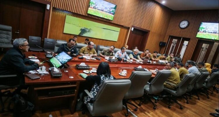 Dalam rangka Hari Jadi ke-80 Jawa Barat, Pemerintah Provinsi Jawa Barat menggelar Kirab Budaya di Kota Bandung, Selasa 19 Agustus 2025. Kirab Budaya diikuti oleh 27 kota dan kabupaten di Jabar dengan menampilkan tradisi, pakaian adat, atraksi kuda dan kereta kencana. Rute Kirab dimulai dari Gedung Merdeka hingga Gedung Sate pukul 15.00-18.00 WIB. Rute yang dilalui melewati jalur Jalan Dr. Ir. Soekarno, Jalan Naripan, Jalan Braga, Jalan Suniaraja (Viaduct), Jalan Wastukancana, Jalan L.L.R.E Martadinata, Jalan Ir. H. Juanda, dan Jalan Diponegoro.