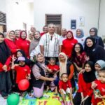 Wali Kota Bandung, Muhammad Farhan, mengapresiasi kehadiran Rumah Kami (Kanker Anak Mutiara Indonesia), rumah singgah bagi anak-anak penderita kanker yang berlokasi di Jalan Parakan Elok, Batununggal. Menurut Farhan, inisiatif warga seperti ini merupakan wujud nyata solidaritas masyarakat Bandung yang perlu terus dijaga dan didukung. “Rumah singgah seperti ini adalah salah satu bentuk inisiatif warga yang harus sangat diapresiasi. Pemerintah Kota Bandung secara struktural, birokrasi, maupun anggaran tidak mudah membangun rumah singgah seperti ini. Karena itu, keberadaan Rumah Kami menjadi bagian penting dari ekosistem penanganan anak-anak penderita kanker,” ujar Farhan saat berkunjung, Sabtu 16 Agustus 2025.