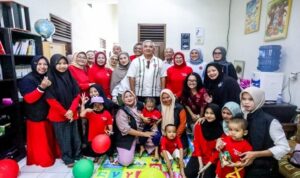 Wali Kota Bandung, Muhammad Farhan, mengapresiasi kehadiran Rumah Kami (Kanker Anak Mutiara Indonesia), rumah singgah bagi anak-anak penderita kanker yang berlokasi di Jalan Parakan Elok, Batununggal. Menurut Farhan, inisiatif warga seperti ini merupakan wujud nyata solidaritas masyarakat Bandung yang perlu terus dijaga dan didukung. “Rumah singgah seperti ini adalah salah satu bentuk inisiatif warga yang harus sangat diapresiasi. Pemerintah Kota Bandung secara struktural, birokrasi, maupun anggaran tidak mudah membangun rumah singgah seperti ini. Karena itu, keberadaan Rumah Kami menjadi bagian penting dari ekosistem penanganan anak-anak penderita kanker,” ujar Farhan saat berkunjung, Sabtu 16 Agustus 2025.