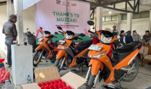 Badan Amil Zakat Nasional (BAZNAS) Provinsi Jawa Barat kembali menunjukkan apresiasinya kepada para muzaki dengan menyelenggarakan kegiatan “Thanks To Muzaki”. Dalam program ini, BAZNAS Jabar berkolaborasi dan PT Pos Indonesia menghadirkan layanan service dan ganti oli gratis bagi 100 orang kurir PT Pos Indonesia melalui bengkel binaan BAZNAS, Z-Auto. Kegiatan ini digelar di Gedung Kantor Pos Processing Center, Jl. Soekarno-Hatta No.558, Kota Bandung, sebagai bentuk kepedulian terhadap para kurir PT Pos Indonesia yang menjadi garda terdepan dalam mendistribusikan berbagai kebutuhan masyarakat, termasuk layanan zakat, infak, dan sedekah (ZIS).
