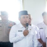 Sebanyak 53 pelanggar peraturan daerah (Perda) menjalani sidang tindak pidana ringan (tipiring) di Kantor Satpol PP Kota Bandung, Rabu 13 Agustus 2025. Para pelanggar terdiri dari 40 pedagang kaki lima (PKL), enam pelaku asusila di sebuah apartemen di Jalan Soekarno Hatta, dan tujuh pelaku pelanggaran di kawasan Panghegar. Wakil Wali Kota Bandung, Erwin, yang juga Ketua Satgas Yustisi Penegakan Perda, hadir langsung memantau jalannya persidangan. Ia berharap majelis hakim menjatuhkan putusan secara bijak, khususnya kepada pelanggar yang baru pertama kali melakukan pelanggaran.