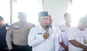 Sebanyak 53 pelanggar peraturan daerah (Perda) menjalani sidang tindak pidana ringan (tipiring) di Kantor Satpol PP Kota Bandung, Rabu 13 Agustus 2025. Para pelanggar terdiri dari 40 pedagang kaki lima (PKL), enam pelaku asusila di sebuah apartemen di Jalan Soekarno Hatta, dan tujuh pelaku pelanggaran di kawasan Panghegar. Wakil Wali Kota Bandung, Erwin, yang juga Ketua Satgas Yustisi Penegakan Perda, hadir langsung memantau jalannya persidangan. Ia berharap majelis hakim menjatuhkan putusan secara bijak, khususnya kepada pelanggar yang baru pertama kali melakukan pelanggaran.