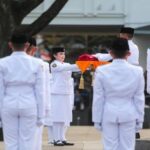 Upacara Penurunan Bendera Sang Saka Merah Putih, dalam rangka peringatan HUT ke-80 Kemerdekaan Republik Indonesia Tingkat Kota Bandung di Plaza Balai Kota Bandung, Minggu 17 Agustus 2025 sore, berlangsung khidmat dan lancar. Upacara dimulai sekitar pukul 16.15 WIB. Wali Kota Bandung, Muhammad Farhan bertindak sebagai inspektur upacara. Sementara, Komandan Upacara oleh Camat Sukajadi, Inci Dermaga Mustawan Alamsyah. Sedangkan Perwira Upacara yaitu Plt. Kepala Badan Kesatuan Bangsa dan Politik (Bakesbangpol) Kota Bandung, Sony Teguh Prasatya.