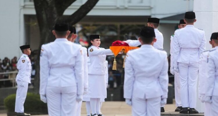 Upacara Penurunan Bendera Sang Saka Merah Putih, dalam rangka peringatan HUT ke-80 Kemerdekaan Republik Indonesia Tingkat Kota Bandung di Plaza Balai Kota Bandung, Minggu 17 Agustus 2025 sore, berlangsung khidmat dan lancar. Upacara dimulai sekitar pukul 16.15 WIB. Wali Kota Bandung, Muhammad Farhan bertindak sebagai inspektur upacara. Sementara, Komandan Upacara oleh Camat Sukajadi, Inci Dermaga Mustawan Alamsyah. Sedangkan Perwira Upacara yaitu Plt. Kepala Badan Kesatuan Bangsa dan Politik (Bakesbangpol) Kota Bandung, Sony Teguh Prasatya.