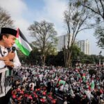 Ribuan masyarakat memadati kawasan Gedung Sate dalam agenda "Aksi Bela Palestina: Umat Islam Bersatu dalam Solidaritas untuk Kebebasan Palestina", Minggu, 24 Agustus 2025. Orasi dan doa berkumandang lantang, menegaskan komitmen Kota Bandung untuk terus berada di garda depan mendukung perjuangan rakyat Palestina. Wakil Wali Kota Bandung, Erwin juga turut berorasi. Ia menyebut Bandung memiliki sejarah panjang sebagai kota penolak penjajahan sejak Konferensi Asia Afrika 1955.