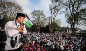 Ribuan masyarakat memadati kawasan Gedung Sate dalam agenda "Aksi Bela Palestina: Umat Islam Bersatu dalam Solidaritas untuk Kebebasan Palestina", Minggu, 24 Agustus 2025. Orasi dan doa berkumandang lantang, menegaskan komitmen Kota Bandung untuk terus berada di garda depan mendukung perjuangan rakyat Palestina. Wakil Wali Kota Bandung, Erwin juga turut berorasi. Ia menyebut Bandung memiliki sejarah panjang sebagai kota penolak penjajahan sejak Konferensi Asia Afrika 1955.