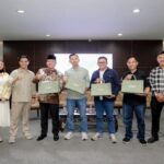 Pembangunan Kota Bandung dimulai dari kekuatan komunitas dan diwujudkan melalui kolaborasi nyata. Pesan ini disampaikan Wakil Wali Kota Bandung, Erwin, saat membuka kegiatan Youth Connect: From Communities, For The City di Balai Kota Bandung, Sabtu 9 Agustus 2025. “Kota Bandung punya karakter unik, kota kreatif, kota budaya, dan kota dengan energi yang bersumber dari generasi mudanya. Potensi ini adalah modal besar yang bisa jadi motor penggerak kemajuan di berbagai bidang, baik ekonomi, sosial, lingkungan, maupun budaya,” kata Erwin.